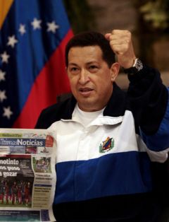 The Venezuelan president at the airport with Monday's newspaper (Photo: AP)
