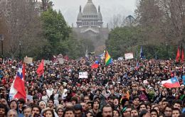 Ten of thousands marched in downtown Santiago in spite of violent clashes (Photo AP)