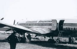 The Aerolineas Argentinas aircraft half sunk in the soft peat of the Stanley race course (Photo Cedoc) 
