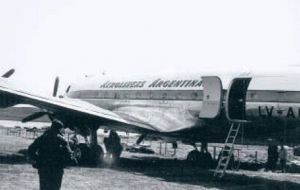 The Aerolineas Argentinas aircraft half sunk in the soft peat of the Stanley race course (Photo Cedoc) 