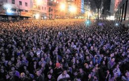 Thousands gathered in the streeets of Montevideo to sing, dance and watch music and theatre groups