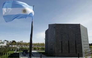 The mausoleum in Rio Gallegos and the 2.4 metres high statue in Plaza de Mayo 