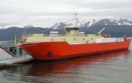The 8.5 million dollars “Yaghan” equipped with four engines docked in Puerto Williams