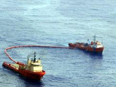 Vessels at the Frade field try to contain effects of the spill 