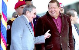 President Chavez receives Raul Castro (L) in Caracas 