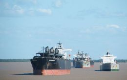 Ships queuing outside Argentine ports and along the Uruguayan coast 