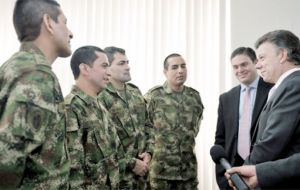 Now the civilian hostages said President Santos (Photo EFE)