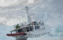 “Endless Sea” surrounded by the pack of ice (Photo: Chilean Navy)