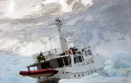 The Brazilian motor yacht ‘Mar Sem Fim’ crushed by ice on April 7 in Maxwell Bay, South Shetland Islands. 