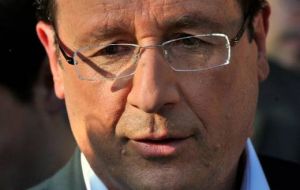 “France and Europe want you to stay in the Euro zone” said president Hollande