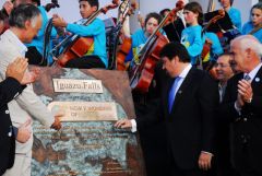 Weber (left) and Misiones governor Maurice Closs (right) unveil the plaque listing Iguazu Falls as one of the New7Wonders of Nature