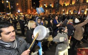 Pots and pans to protest corruption