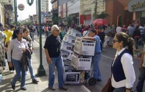 Argentines are concerned with the economic situation and prospects 