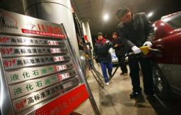 The decrease is equivalent to 24 US cents per gallon (Photo: Xinhua)