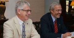Dick Sawle and Barry Elsby disseminating the Falklands&rsquo; message in Latinamerica (Photo by La Estrella)