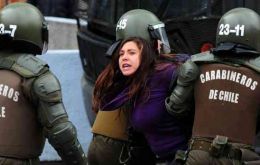 Violent incidents between Carabineros and hooded students 