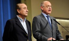 Sombre faced ministers Puricelli and Timerman making the announcement (Photo TELAM)