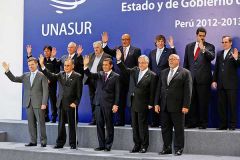 Family picture of presidents and representatives at the Unasur summit in Lima