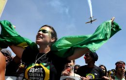In the heart of Brasilia demonstrators express support for the Supreme Tribunal 