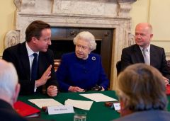 The Queen sat at PM&rsquo;s chair next to Cameron and Hague  