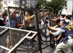 Clashes with police, cutting main roads, occupying land, a daily scene in Buenos Aires 