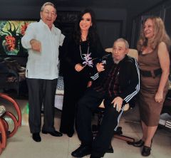 &lsquo;Family picture&rsquo; of Raul and Fidel with Cristina Fernandez  
