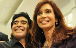 The former football star meets with Cristina Fernandez in Abu Dhabi and says Argentines should be proud of her and her government 