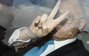 The Argentine minister boasting the V for victory 