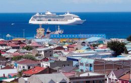 A cruise vessel approaching Punta Arenas 
