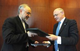 Foreign minister Hector Timerman and his Iranian peer Ali Akbar Salehi (L)