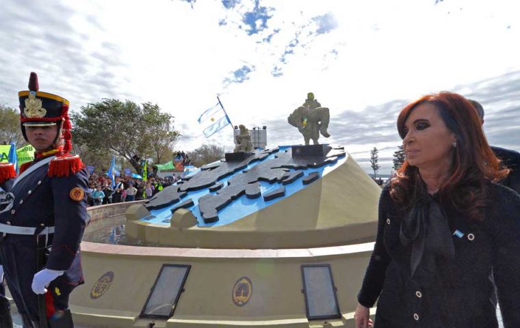 Cristina Fernandez paid homage to Puerto Madryn that after the war received over 7.000 soldiers shipped by the British from the Falklands 