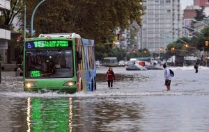 Some public transport dares to circulate in the flooded streets