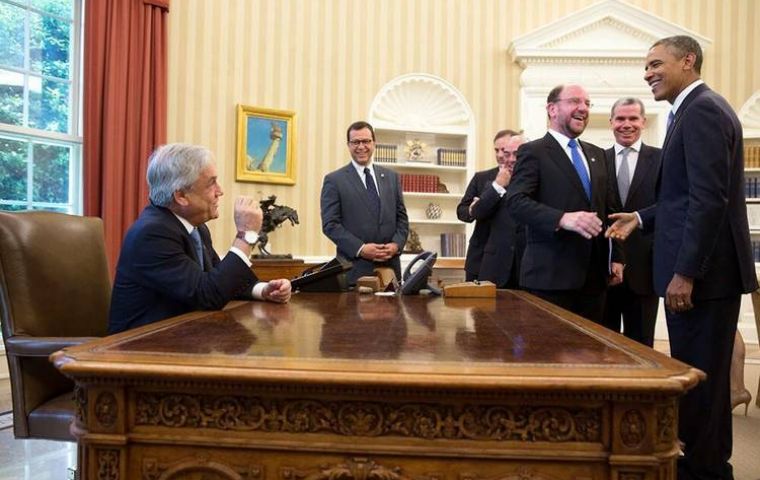 Piñera 'playing' US president at Obama's desk in the Oval Office  