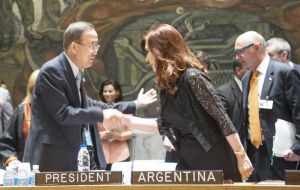 Cristina Fernandez shakes hands with Ban Ki-moon before the start of the session