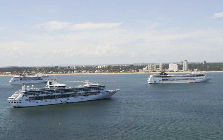 A busy day in Punta del Este with several cruise vessels       
