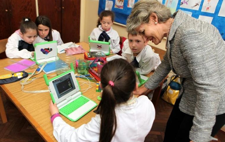Uruguayan children with their green-coloured Ceibal laptops 