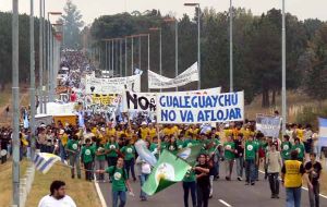 Gualeguaychú residents announce a march on Sunday across the international bridge  