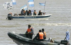 Some of the few boats that protested along the River Uruguay closely watched by Uruguayan force 