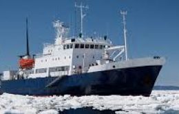 The Russian vessel trapped by ice every summer travels to Antarctica 