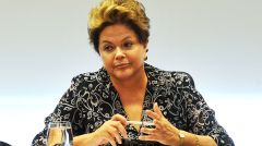 Para os estádios da Copa do Mundo e os atrasos de infra-estrutura a presidente Dilma Rousseff deve enfrentar a agitação da polícia