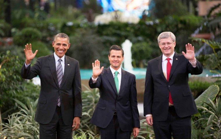 The three leaders pose for the family picture at Toluca  
