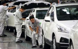 China's Dongfeng Motors will invest about 800m Euros in return for 14% stake in the French company until now dominated by the Peugeot family 