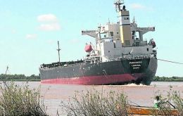 MV Paraskevi is grounded with a cargo of 45.000 tons of soybeans (Credit Clarin)