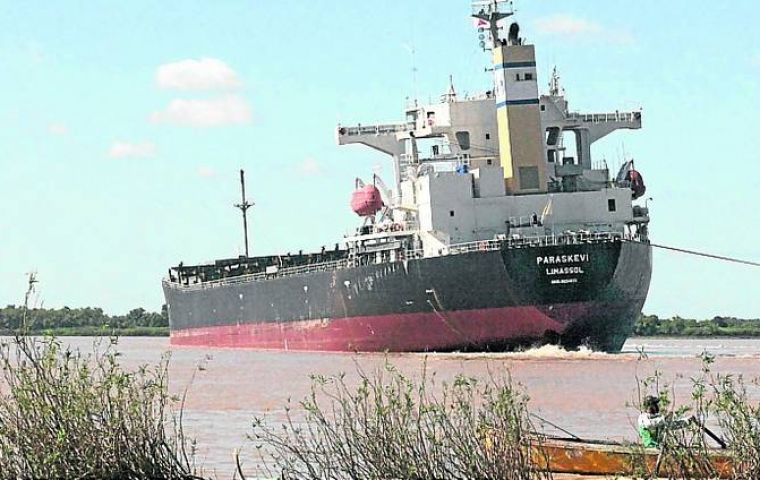 MV Paraskevi is grounded with a cargo of 45.000 tons of soybeans (Credit Clarin)