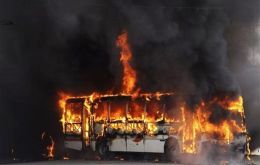 Buses set on fire in the highway connecting Niteroi with the hills surrounding Rio