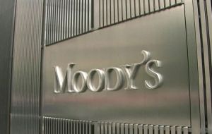 Moody's warns some of the big Argentine corporations have a meaningful amount of debt in US dollars  