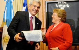 The president of the Lower House Dominguez with visiting president Bachelet 