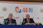 Insulza and Loizaga reading out the declaration at the end of the assembly