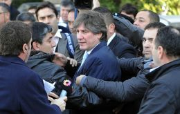 Boudou surrounded by bodyguards and the media when he arrived at the court house