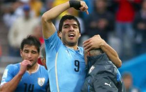Suarez runs to embrace his physiotherapist 